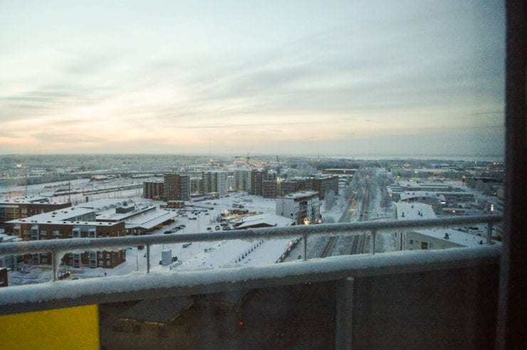 Kuvassa näkymä asunnon parvekkeelta yli Oulun keskustan. 