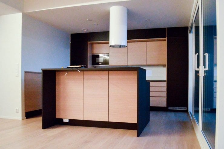 Kuvassa asunnon keittiö, joka on tyyliltään moderni.