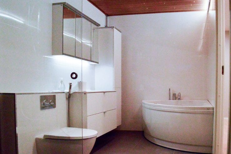 Kuvassa moderni, vaalea kylpyhuone jossa kylpyamme. 